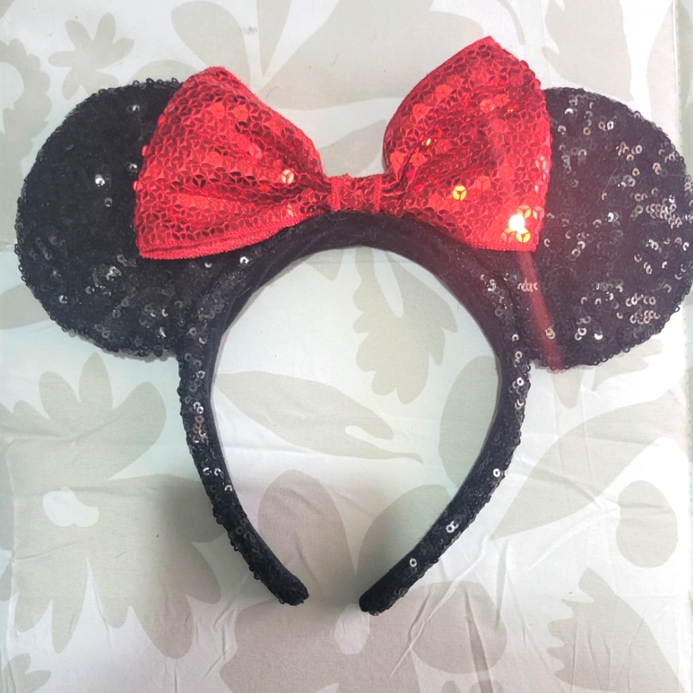 Like new Disney Parks sequin Minnie Mouse ears.